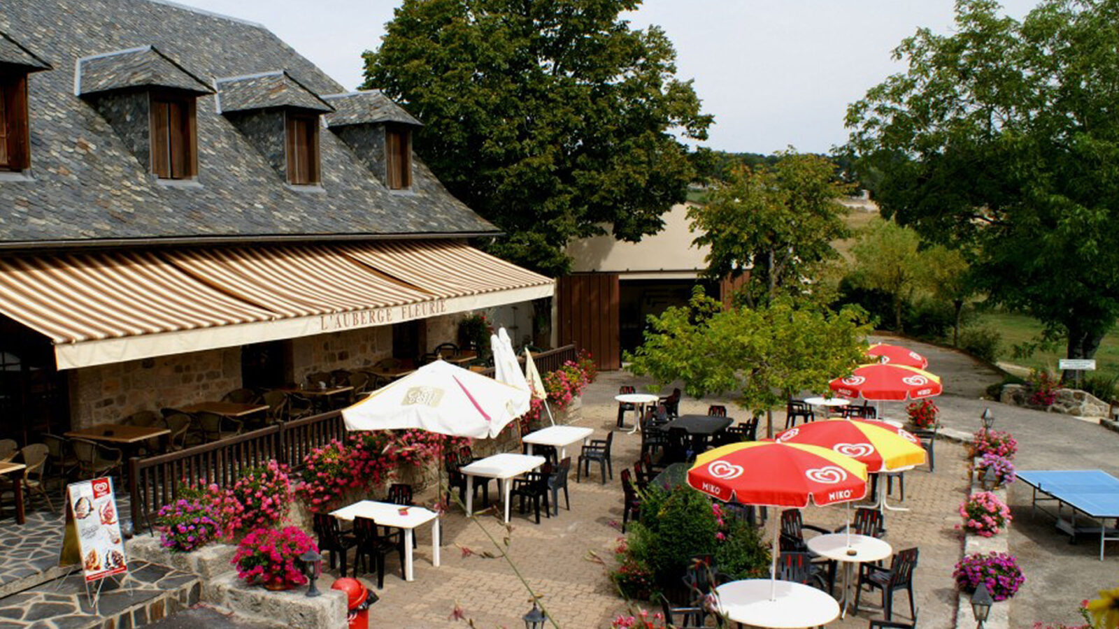 Terrasse de l'Hotel du Nayrac - auberge fleurie
