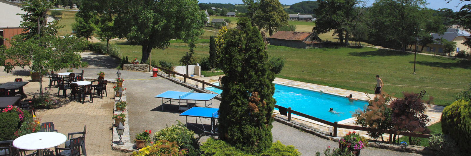 piscine de l'hotel auberge fleurie au Nayrac